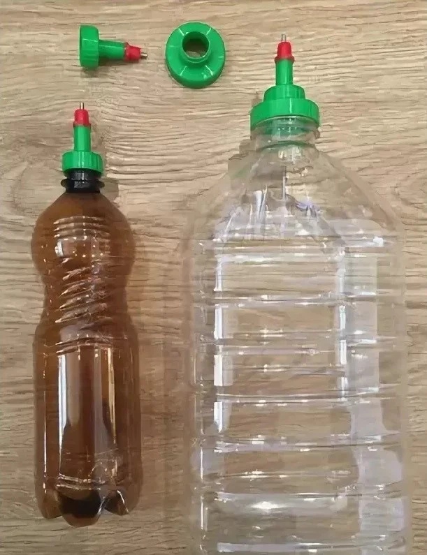 Поилка ниппельная универсальная под бутылки 0,5-5 л (пластик)